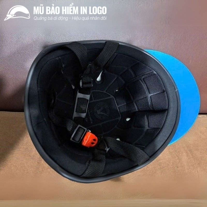 mu-bao-hiem-in-logo-kieu-dang-nua-dau-mau-trang-va-xanh-duong-bong-khong-kinh-mbh-16 (2)