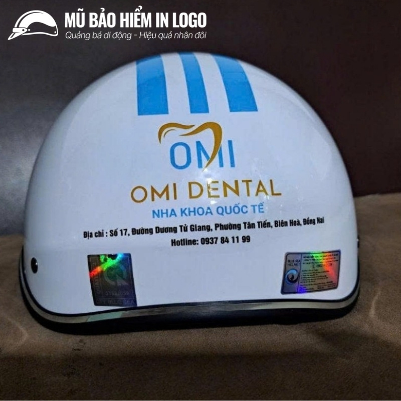 mu-bao-hiem-in-logo-kieu-dang-nua-dau-mau-trang-va-xanh-duong-bong-khong-kinh-mbh-16 (3)