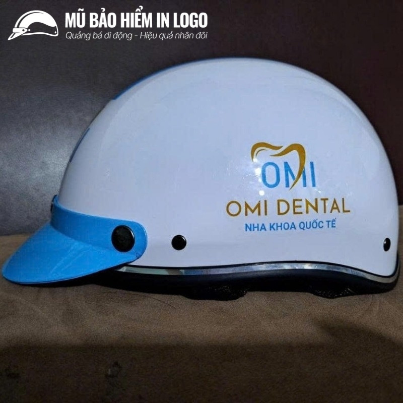 mu-bao-hiem-in-logo-kieu-dang-nua-dau-mau-trang-va-xanh-duong-bong-khong-kinh-mbh-16 (4)